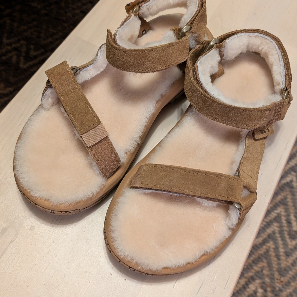 Teva Hurricane Sherpa Sandles NWOT W9